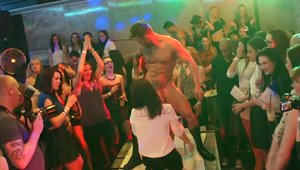 Party Hardcore: Group sex in club
