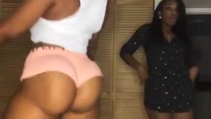 Solo ebony amateur sexy dancing on webcam